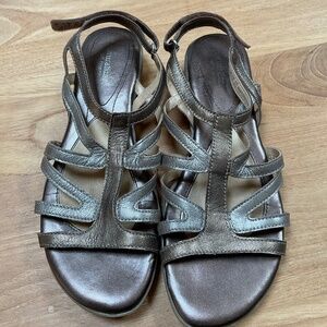 Naturalizer Velcro strap adjustable sandals